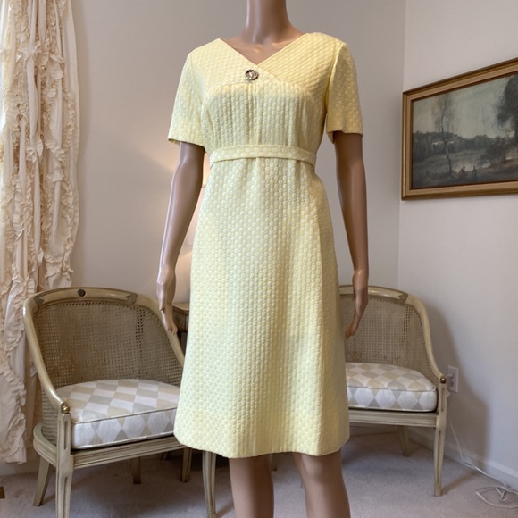 Vintage 1950s Fabulous Yellow Dress, Original Rhinestone Pin and Matching Belt - Picture 13 of 13